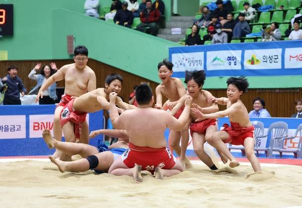 마산실내체육관에서 8일 열린 '제22회 학산김성률장사배전국장사씨름대회' 초등학교부 단체전에서 우승을 차지한 북성초등학교 선수들이 기뻐하고 있다. /대한씨름협회