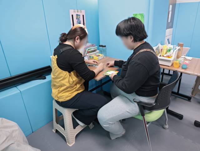 발달장애인 나현(23·가명) 씨가 5일 오전 대구 북구의 한 치료센터에서 돌봄을 받고 있다. 김영진 기자 kyjmaeil@imaeil.com