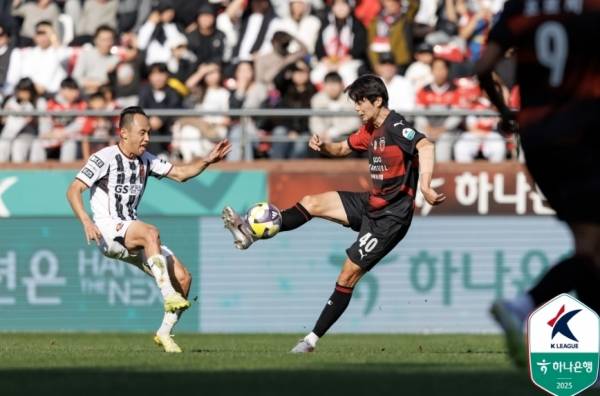 포항스틸러스 기성용(오른쪽)이 9일 오후 2시 스틸야드에서 열린 '하나은행 K리그1 2025' 36라운드 FC서울과의 홈경기에서 문선민과 볼다툼을 하고 있다. 사진=한국프로축구연맹 제공