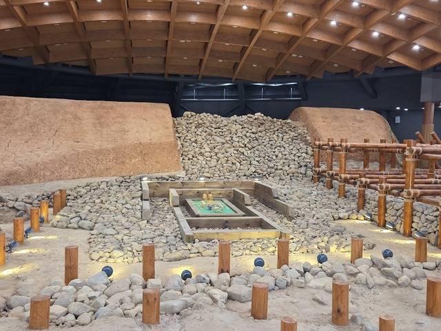 신라시대 고분의 정보를 그대로 보여주는 금관총 내부. 강시일 기자