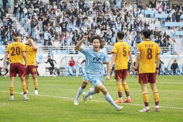 후반 48분 팀을 구하는 천금 같은 결승골을 넣은 대구FC 김현준이 기쁨의 세레머니를 하고 있다. 대구FC 제공