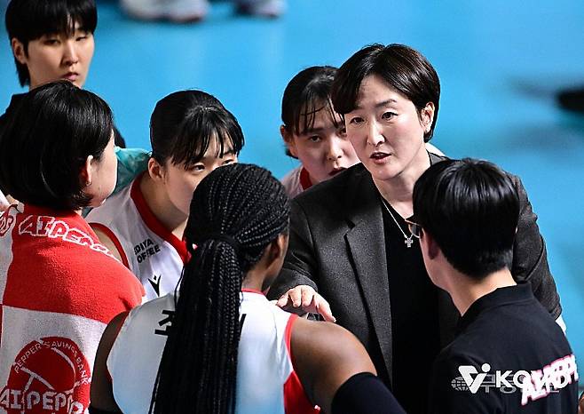 페퍼저축은행 AI페퍼스는 9일 대전충무체육관에서 진행한 2025-2026 V-리그 여자부 1라운드 정관장 레드스파크스전에서 0-3으로 완패했다. KOVO 제공