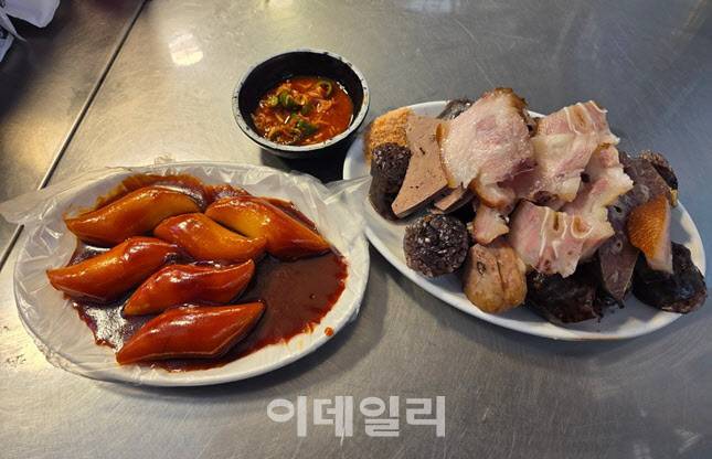 떡볶이(3000원)와 순대모둠세트(1만원). 구성의 모습 (사진=한전진 기자)