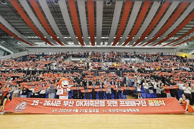 부산으로 연고지를 옮긴 OK저축은행 읏맨 배구단이 홈개막전에서 흥행 돌풍을 일으켰다. 사진=OK저축은행 배구단