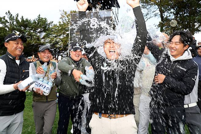 박상현이 9일 제주도 테디밸리 골프앤리조트에서 끝난 KPGA 투어챔피언십 in 제주 대회에서 우승을 확정한 후 동료들의 축하를 받고 있다.