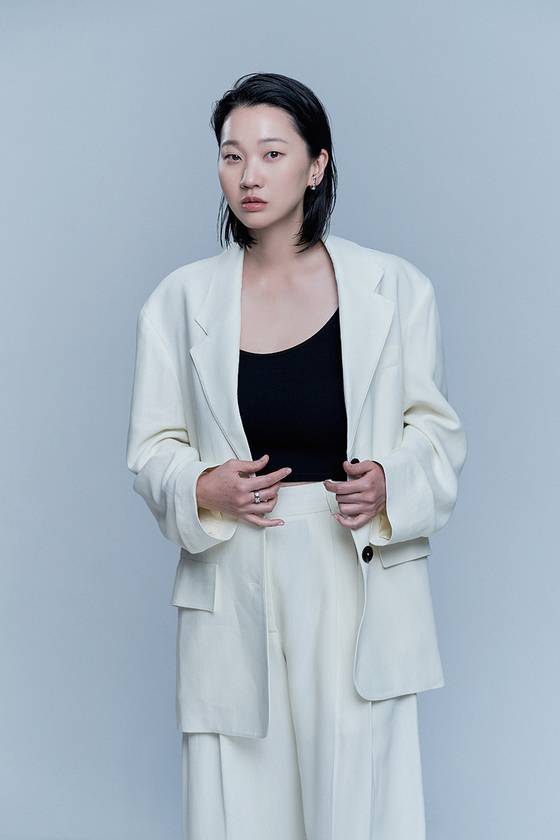 배우 겸 모델 장윤주. 엑스와이지 스튜디오 제공.