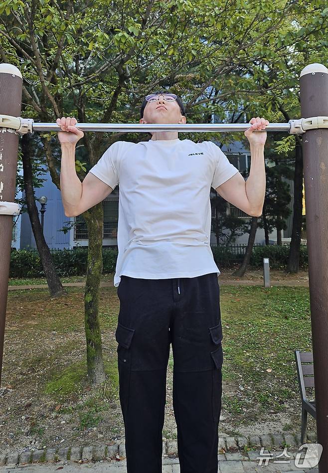 '턱걸이 챔피언' 김동호씨가 10월 31일 대전 서구 샘머리공원에서 뉴스1과 만나 턱걸이 시범을 보이고 있다. ⓒ News1 권혁준 기자