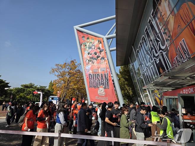 경기장 밖 긴 줄을 선 OK저축은행 팬들ⓒ News1 안영준 기자