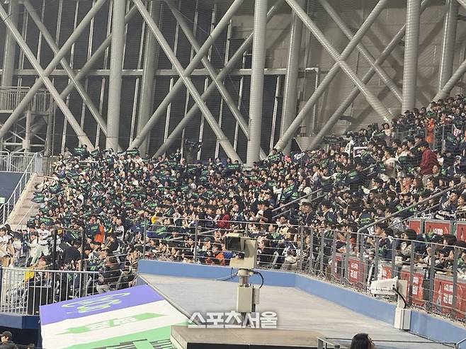 팬들이 응원 타올을 들고 대표팀 선수들을 응원하는 모습. 고척 | 박연준 기자 duswns0628@sportssseoul.com