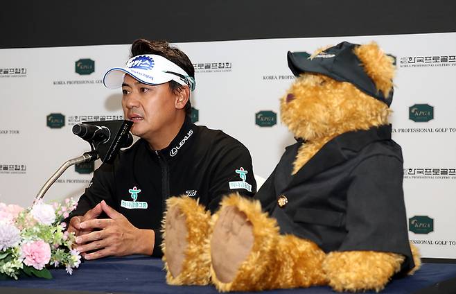 박상현이 테디베어로 장식한 테이블에서 인터뷰하고 있다. 사진 | KPGA