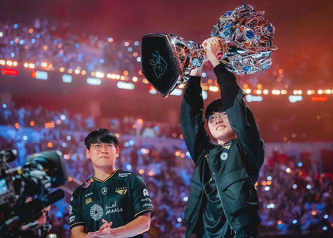 ‘페이커’ 이상혁이 9일(한국시간) 중국 청두 동안호 스포츠파크에서 열린 ‘2025 리그오브레전드 월드챔피언십(롤드컵)’ 우승 후 세리머니를 하고 있다. 사진 | 라이엇 게임즈