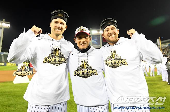 '한국시리즈 통합우승 IN 잠실' 행사가 1일 잠실구장에서 열렸다. LG 톨허스트, 염경엽 감독, 오스틴이 팬들과 함께 우승의 기쁨을 만끽하고 있다. 잠실=박재만 기자 pjm@sportschosun.com/2025.11.01/