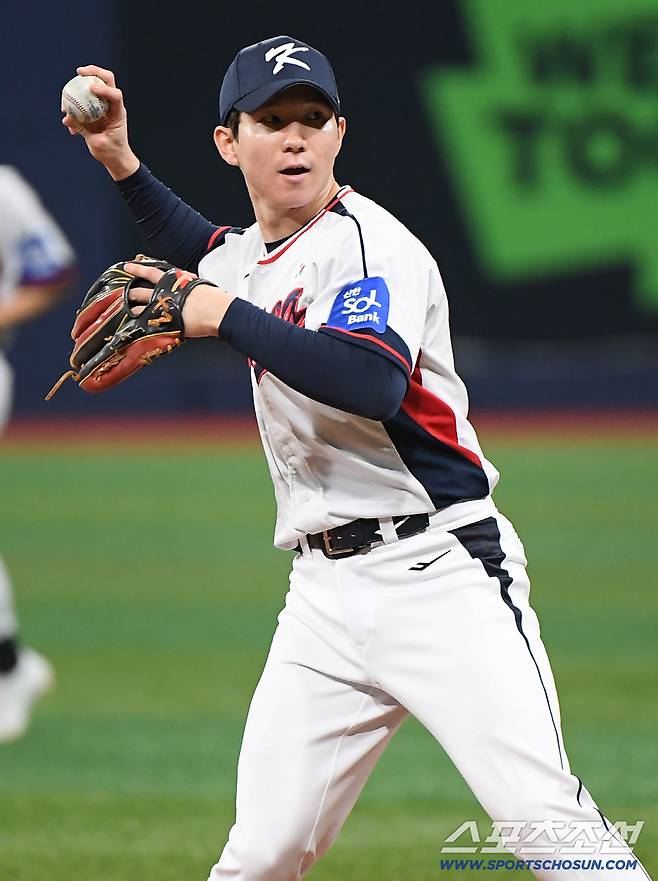 야구 국가대표팀이 7일 서울 고척스카이돔에서 훈련했다. 박성한이 수비 훈련을 하고 있다. 고척=정재근 기자 cjg@sportschosun.com/2025.11.7/