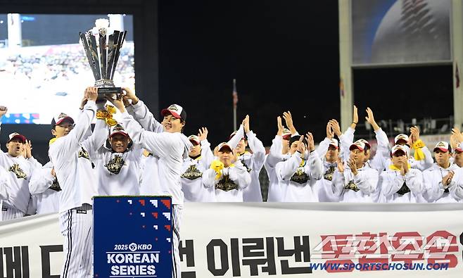 '한국시리즈 통합우승 IN 잠실' 행사가 1일 잠실구장에서 열렸다. LG 박해민, 염경엽 감독, 임찬규가 팬들과 함께 우승의 기쁨을 만끽하고 있다. 잠실=박재만 기자 pjm@sportschosun.com/2025.11.01/