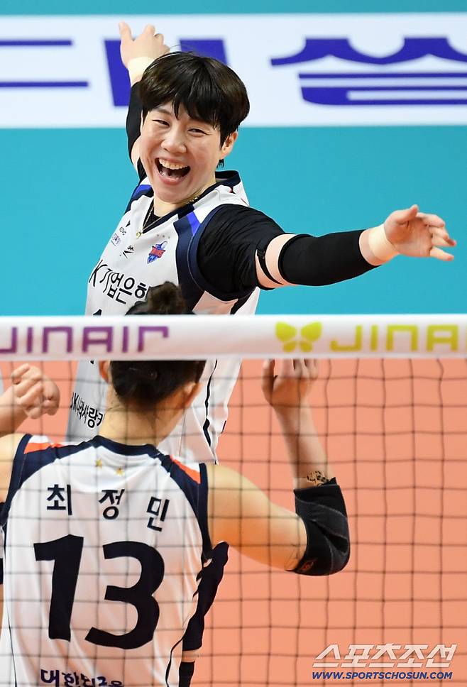 19일 장충체육관에서 열린 V리그 GS칼텍스와 IBK기업은행의 경기. IBK 이소영이 득점 후 환호하고 있다. 장충=박재만 기자 pjm@sportschosun.com/2025.10.19/