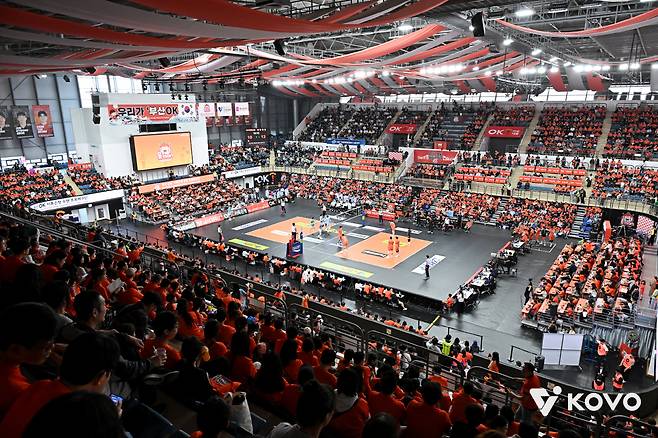 V리그 남자부 OK저축은행이 9일 역사적인 부산 홈 개막전을 성황리에 마쳤다. OK저축은행은 이날 부산 강서체육관에서 열린 진에어 2025~2026 V리그 대한항공과의 경기에서 4270석이 전석 매진된 가운데 세트스코어 0대3으로 패했다. 사진제공=KOVO