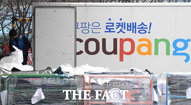 자정부터 새벽 5시까지 이뤄지는 '새벽배송' 제한을 두고 노동계와 정치권은 물론 시민들 사이에서도 찬반 논쟁이 격화되고 있다. 지난해 8월 14일 오전 서울 시내 한 쿠팡 배송 캠프에서 택배기사가 배송 준비 작업을 하고 있다. /더팩트DB