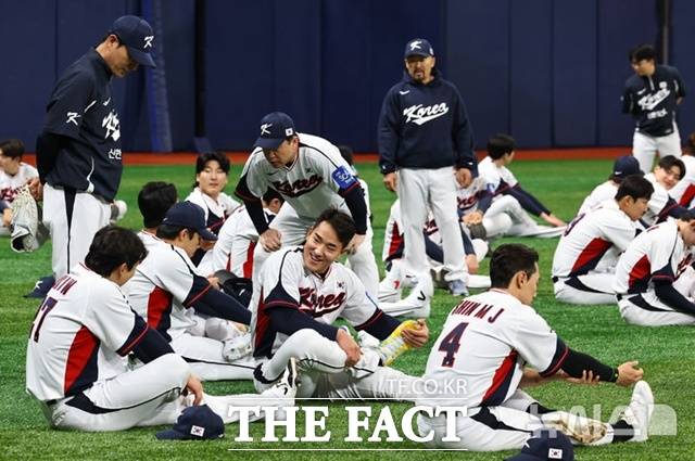 국가대표에 처음 선발된 안현민(가운데)이 체코와의 경기를 하루 앞둔 7일 고척돔에서 몸을 풀고 있다. 안현민은 8일 체코와의 평가전에서 2번 타자로 선발 출전해 안타 1개를 기록했다. /뉴시스