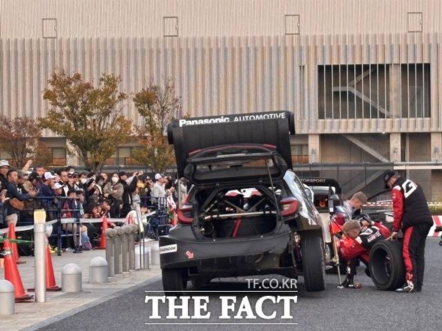 토요타시 도심 스테이지 인근에서 랠리카를 점검 중인 TGR-WRT 팀원들. 차량 뒤편에는 응원에 나선 시민들이 모여 있다. /황지향 기자