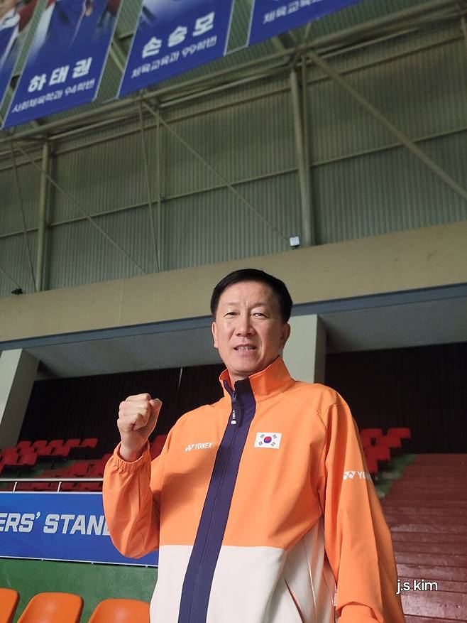 박주봉 한국 배드민턴 대표팀 감독이 익산 원광대에서 열리는 코리아마스터즈 선수권대회를 지켜보고 있다. 김종석