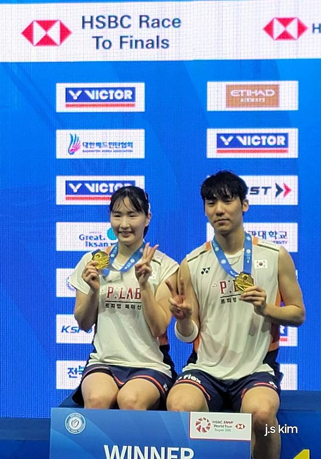 우승 포즈를 취한 김재현 정나은 조