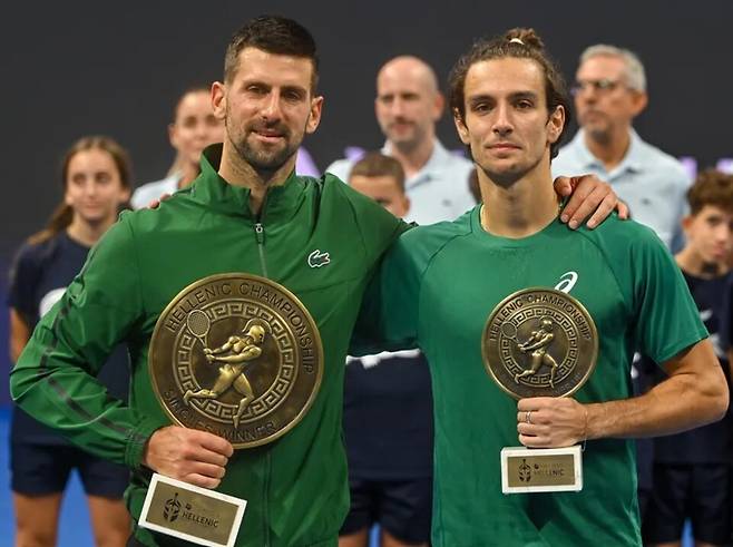 우승 노박 조코비치(오른쪽), 준우승 로렌조 무제티.