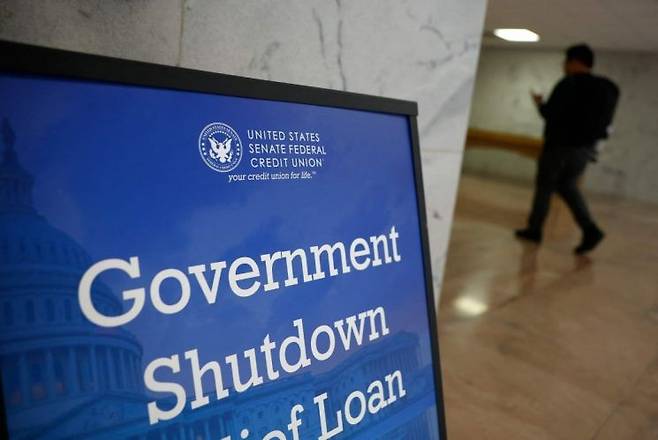 미국 연방정부 셧다운(일시적 업무정지)을 알리는 표지판. 게티이미지