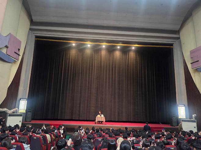 8일 오후 광주광역시 동구 충장로 광주극장에서 봉준호 감독이 객석을 메운 관객들에게 작가로서의 정체성과 자신의 영화에 대한 뒷얘기를 들려주고 있다./신정선 기자