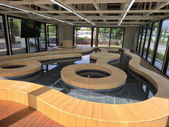 덕산온천관광지 족욕장 내부 모습.사진=예산군 제공