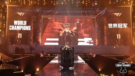 ‘2025 리그오브레전드 월드 챔피언십’ 결승전에서 승리한 T1 선수들이 우승 세리머니를 하고 있다.[사진=방송 갈무리]