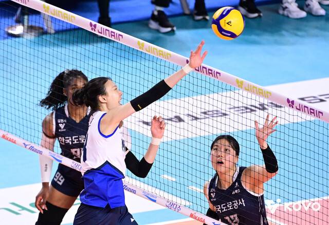 현대건설 양효진(가운데)이 8일 경북 김천체육관에서 열린 한국도로공사와 경기에서 공격하고 있다. 한국배구연맹 제공