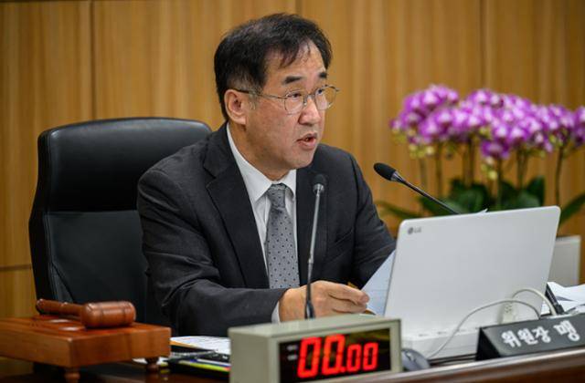 맹성규 국회 국토교통위원장이 지난달 27일 영종도 인천국제공항공사 청사에서 진행한 인천국제공항공사 등 국정감사에서 인사말을 하고 있다. 공항사진기자단