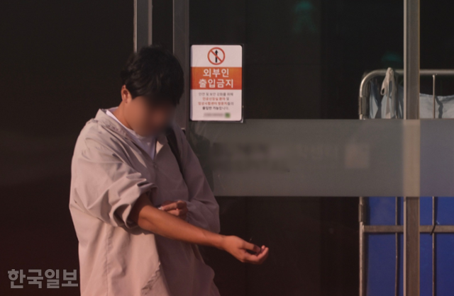 9월 서울 시내의 한 임상시험센터에서 한 남성이 피를 뽑은 자리를 지혈하며 건물 밖으로 나오고 있다. 최주연 기자