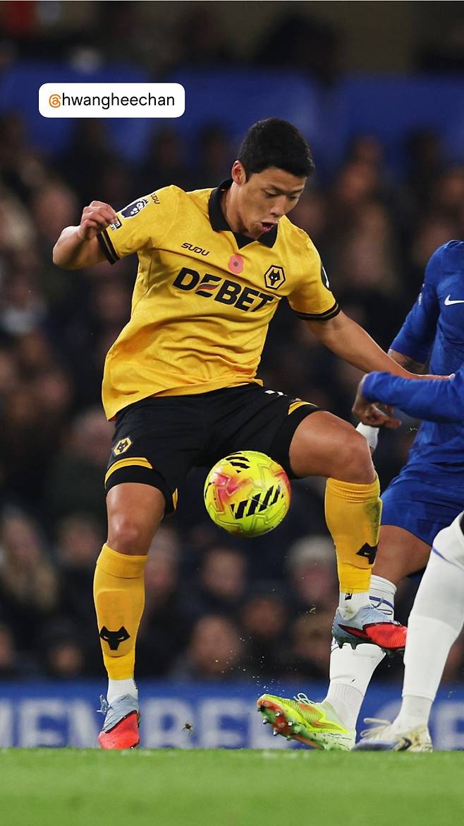 울버햄프턴 황희찬이 9일 스탬퍼드 브리지에서 열린 첼시와의 2025~26 EPL 11라운드 원정경기서 선발 출전해 볼 경합을 벌이고 있다. 사진=울버햄프턴 SNS