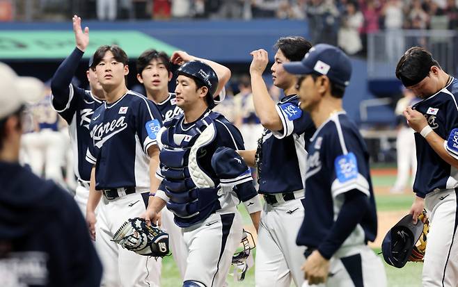 <yonhap photo-3571="">9일 오후 서울 구로구 고척스카이돔에서 열린 '2025 네이버 K-BASEBALL 시리즈' 대한민국과 체코의 평가전. 경기 후 대표팀 선수들이 경기장을 빠져나가고 있다. 이날 대한민국은 체코 상대 11-1로 승리를 거뒀다. 2025.11.9 [연합뉴스]</yonhap>