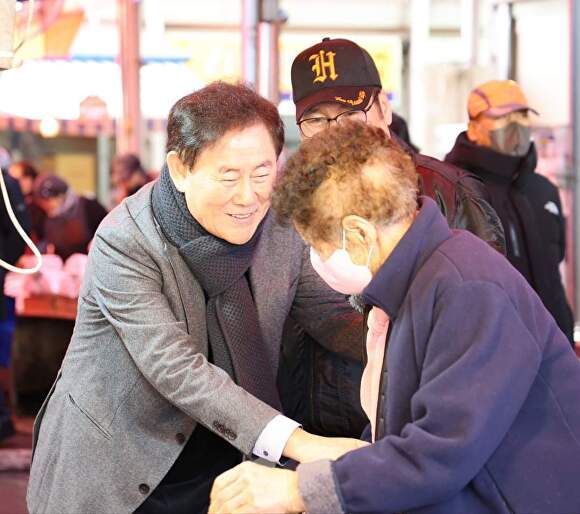 최경환 전 부총리가 지역민들과 악수를 나누고 있다 [사진=최경환 페이스북 캡처]