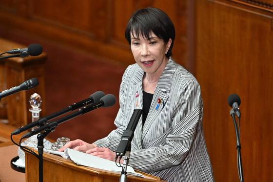 다카이치 사나에 일본 총리가 지난 4일(현지시간) 도쿄 중의원에서 시정연설을 한 제1야당 입헌민주당(CDP) 노다 요시히코 대표의 질문에 답변하고 있다.AFP=연합뉴스