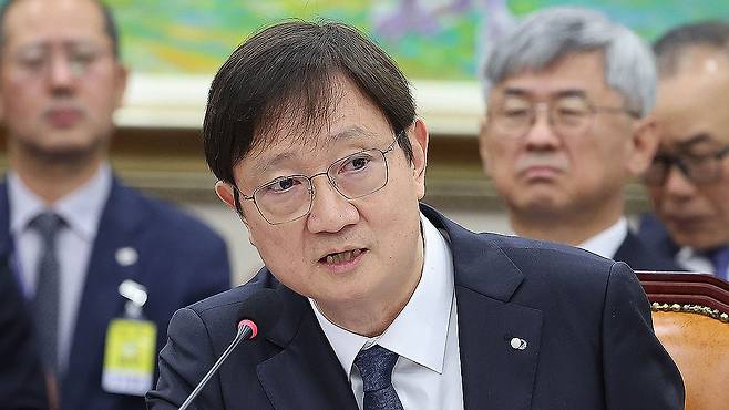 이찬진 금융감독원장이 지난달 21일 국회에서 열린 정무위원회의 국정감사에서 의원들 질의에 답하고 있다. 임현동 기자