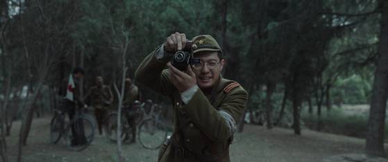 영화 '난징사진관'에서 일본군의 전공을 알리기 위해 학살 장면까지 카메라에 담는 일본군 종군 사진사. 사진 콘텐츠존
