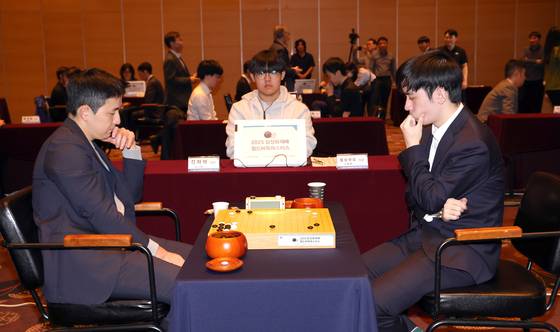 9일 열린 2025 삼성화재배 32강전에서 중국의 신예 강호 왕싱하오 9단(오른쪽)과 대국 중인 김지석 9단. 김지석 9단이 완승을 거뒀다. 강정현 기자