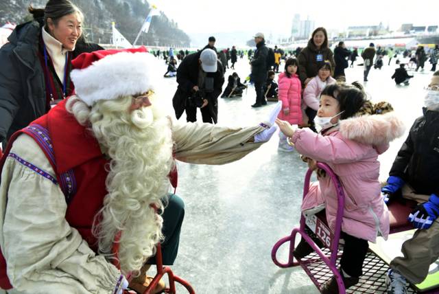 ▲ 사진은 2025년 산천어축제에서 핀란드 리얼산타가 어린이들과 즐거운 시간을 보내고 있다.