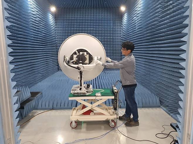 문근태 사원이 RF 챔버 테스트 중이다. 평택=윤현주 기자