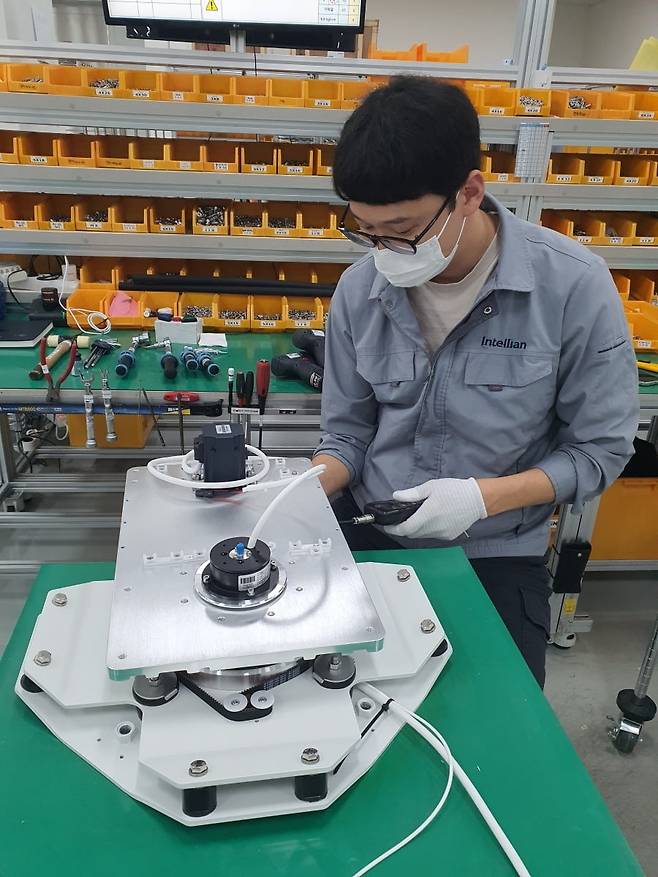 김선우 사원이 안테나 조립을 하고 있다. 평택=윤현주 기자