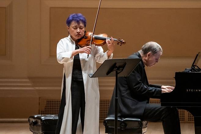Kyung Wha Chung and Kevin Kenner (c) 카네기홀, photo by_Stephanie Berger