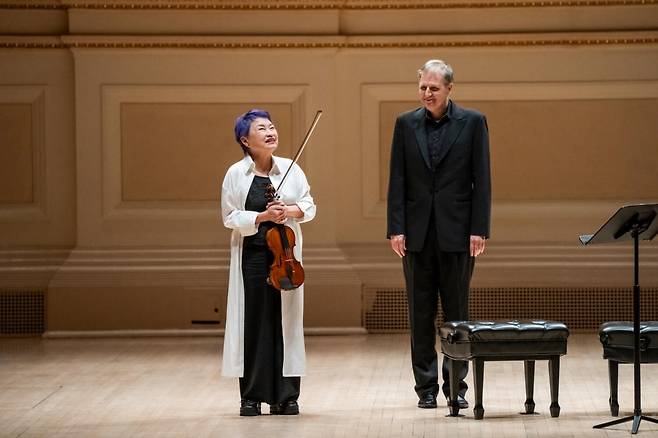 Kyung Wha Chung and Kevin Kenner (c) 카네기홀, photo by_Stephanie Berger