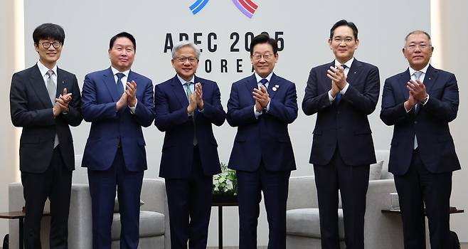 APEC 정상회의 기간 중 젠슨 황 CEO와 이재용 삼성전자 회장, 최태원 SK그룹 회장, 정의선 현대차그룹 회장, 이해진 네이버 의장이 이재명 대통령을 접견하는 모습. 사진=연합뉴스