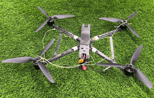 Lab Technologies のドローンが発射したケブラー繊維により、プロペラが動作不能になり、未知のドローンが墜落しました。ケブラー繊維を発射する無人航空機は軍事目的にも使用できる。ラボテクノロジーズ提供