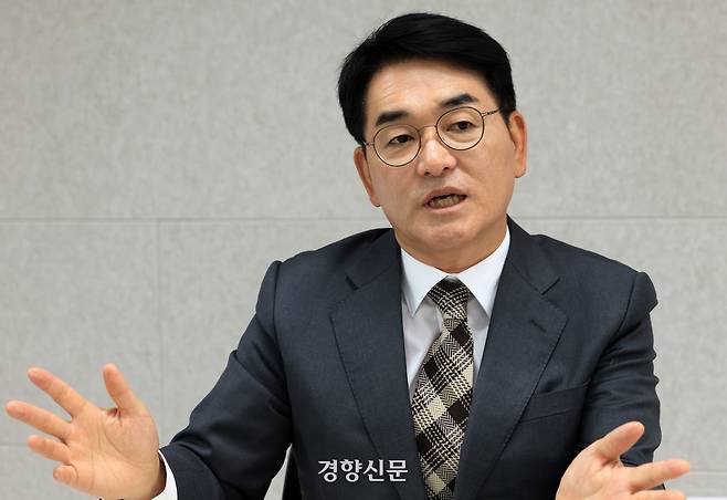 박용진 전 더불어민주당 의원이 지난 11월 4일 서울 종로구에 있는 자신의 사무실에서 주간경향과 인터뷰를 하고 있다. /서성일 선임기자