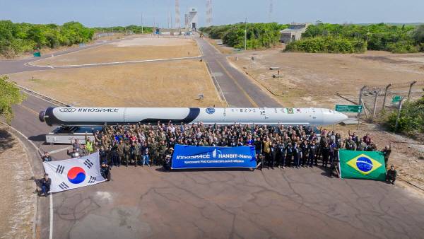 스페이스워드(SPACEWARD) 발사 캠페인 현장인 브라질 알칸타라 우주센터에서 이노스페이스 임직원을 비롯해 브라질 공군, 브라질 우주청 관계자 등이 첫 상업 발사체 ‘한빛-나노’와 함께 기념촬영을 하고 있다. 이노스페이스 제공