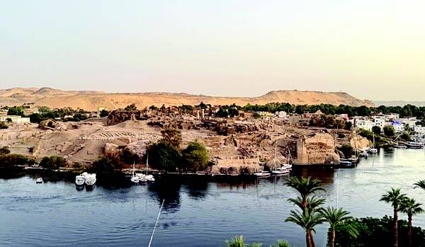 이집트 최남단 도시 아스완의 나일강 풍경. 붉은 화강암의 바위산과 푸른 강물이 공존하고 있다.